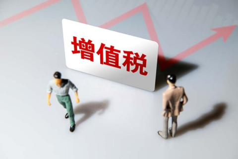 不是說季度開票30萬(wàn)以內(nèi)免稅嗎？怎么我還要交稅？還要問我拿成本發(fā)票??？